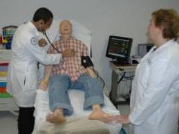 Training on a medical manikin in the simulation laboratory.